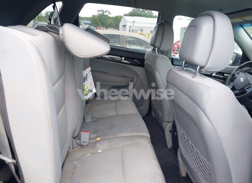 Photo 8 of 2011 Kia Sorento LX (VIN 5XYKT3A17BG053719)