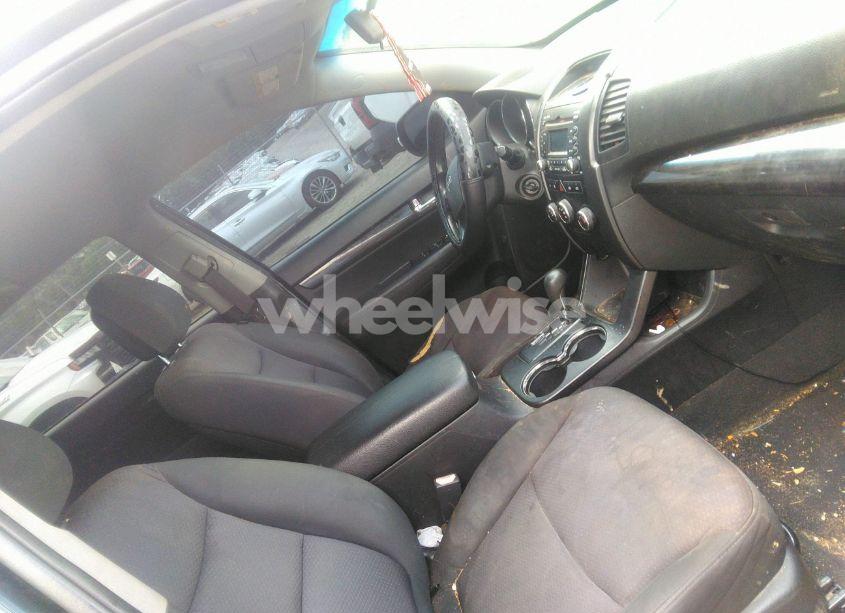 Photo 5 of 2011 Kia Sorento LX (VIN 5XYKT3A17BG156123)