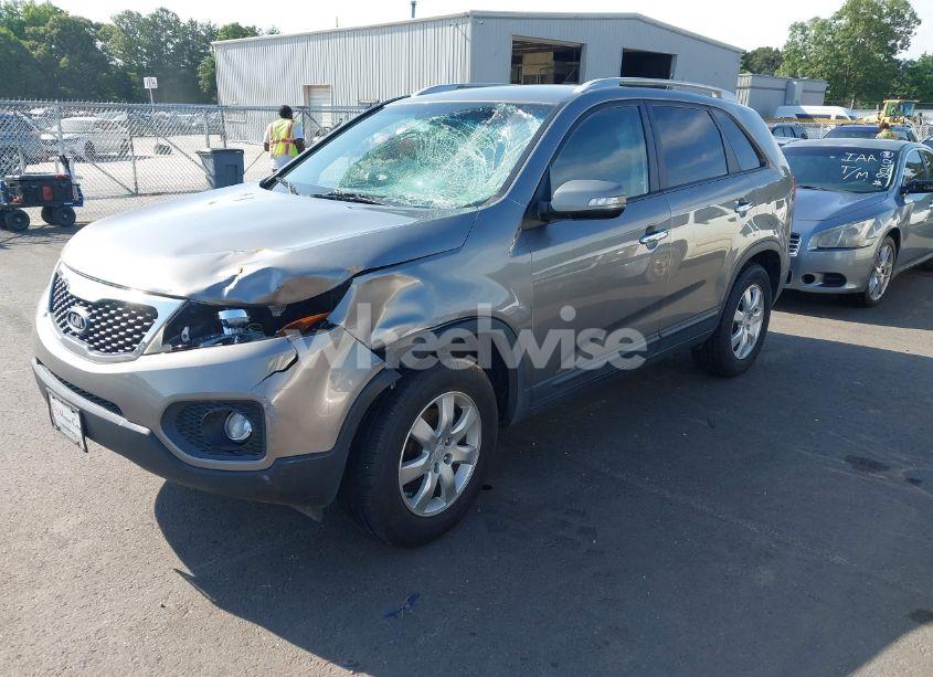 Photo 2 of 2011 Kia Sorento LX (VIN 5XYKT3A17BG163332)