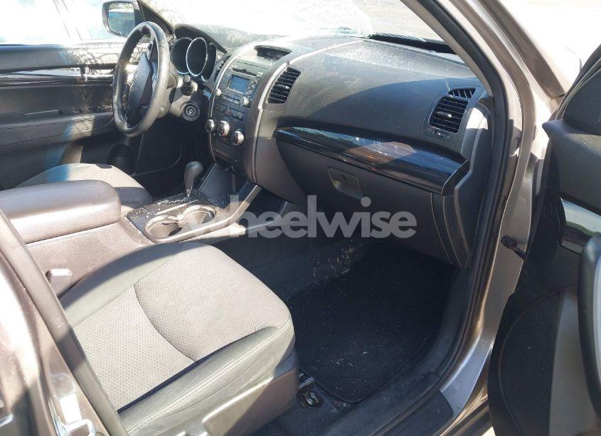 Photo 5 of 2011 Kia Sorento LX (VIN 5XYKT3A17BG163332)