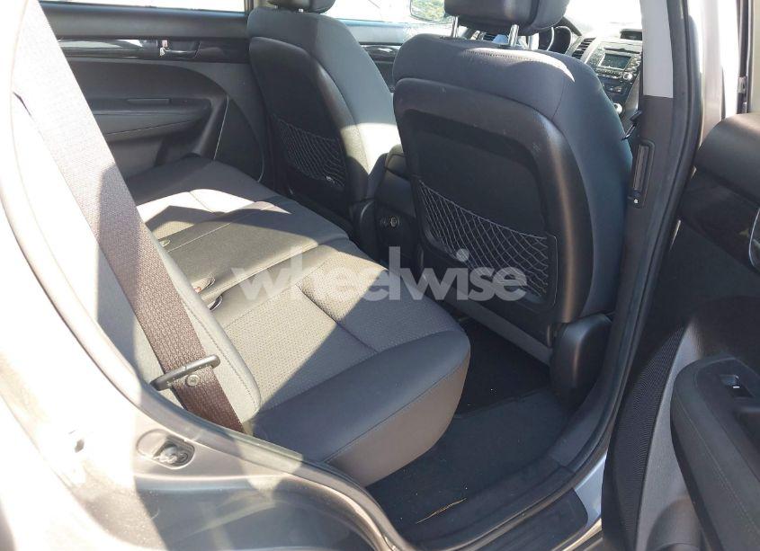 Photo 8 of 2011 Kia Sorento LX (VIN 5XYKT3A17BG163332)