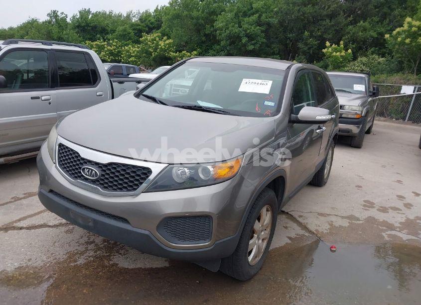 Photo 2 of 2012 Kia Sorento LX (VIN 5XYKT3A17CG295038)