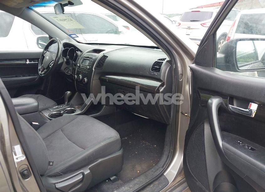 Photo 5 of 2012 Kia Sorento LX (VIN 5XYKT3A17CG295038)