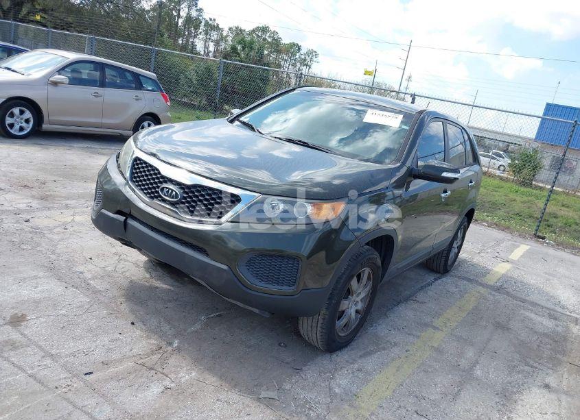 Photo 2 of 2013 Kia Sorento LX (VIN 5XYKT3A17DG321039)