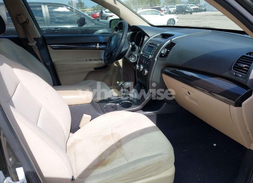 Photo 5 of 2013 Kia Sorento LX (VIN 5XYKT3A17DG321039)
