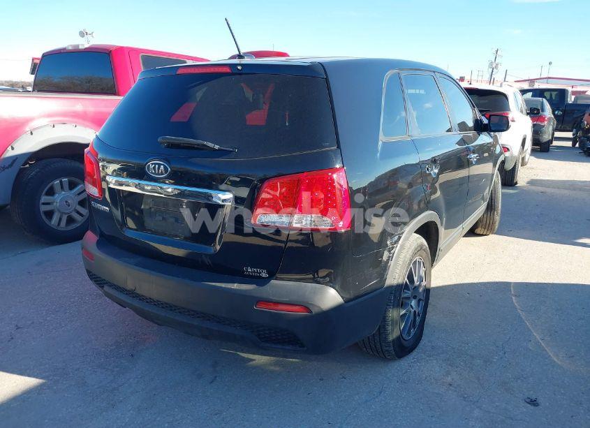 Photo 4 of 2013 Kia Sorento LX (VIN 5XYKT3A17DG366305)