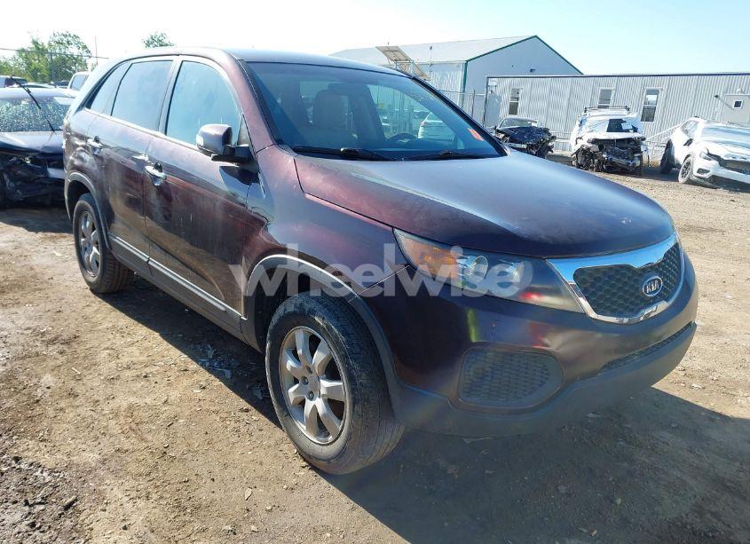 2013 Kia Sorento LX (VIN 5XYKT3A17DG375103) main photo