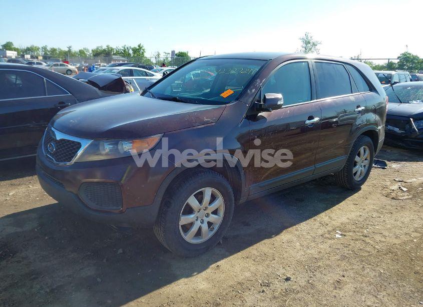 Photo 2 of 2013 Kia Sorento LX (VIN 5XYKT3A17DG375103)