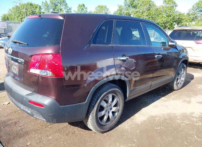 Photo 4 of 2013 Kia Sorento LX (VIN 5XYKT3A17DG375103)