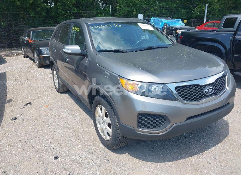 2013 Kia Sorento LX (VIN 5XYKT3A17DG405636) main photo