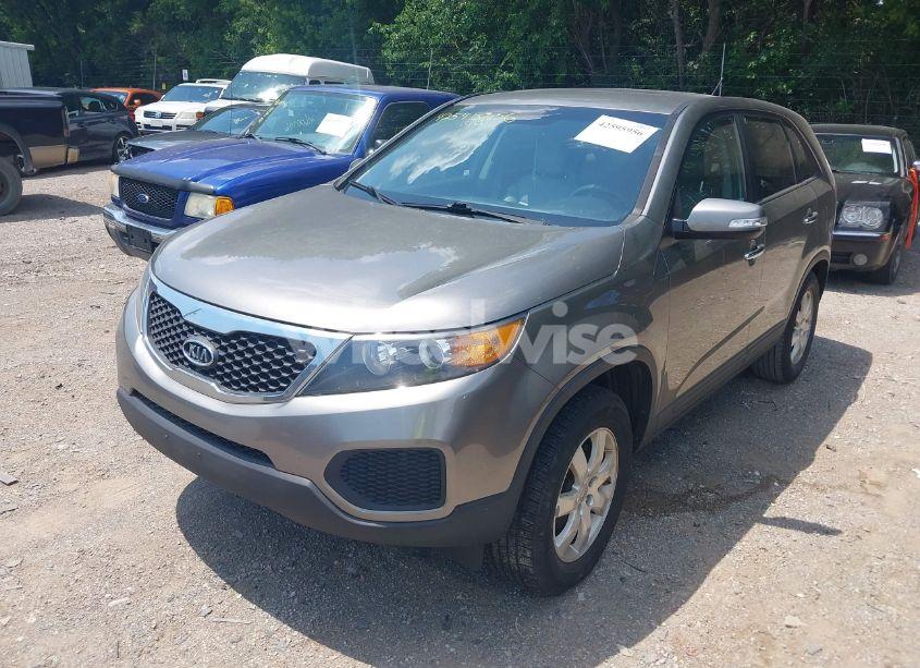 Photo 2 of 2013 Kia Sorento LX (VIN 5XYKT3A17DG405636)