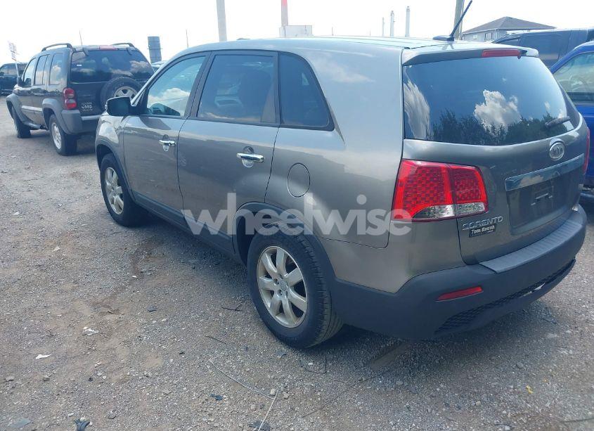 Photo 3 of 2013 Kia Sorento LX (VIN 5XYKT3A17DG405636)