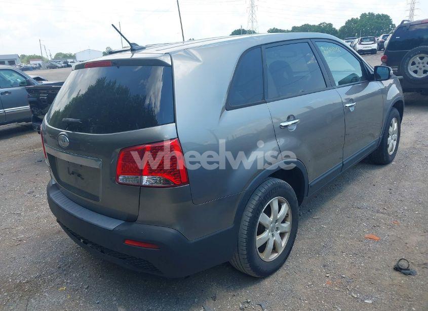 Photo 4 of 2013 Kia Sorento LX (VIN 5XYKT3A17DG405636)