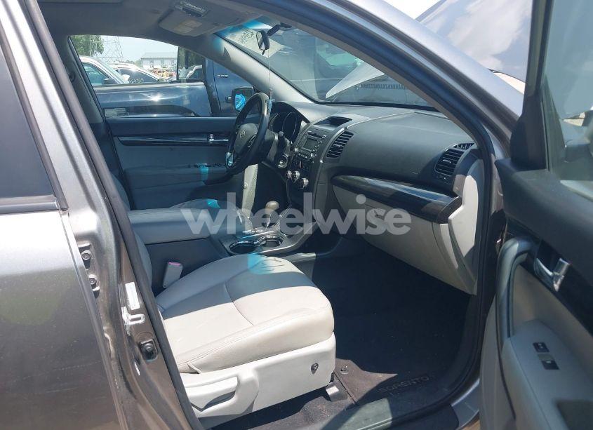 Photo 5 of 2013 Kia Sorento LX (VIN 5XYKT3A17DG405636)