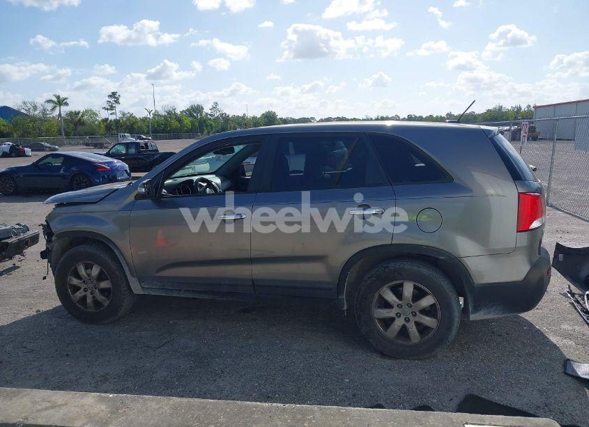 Photo 14 of 2013 Kia Sorento LX (VIN 5XYKT3A17DG419777)