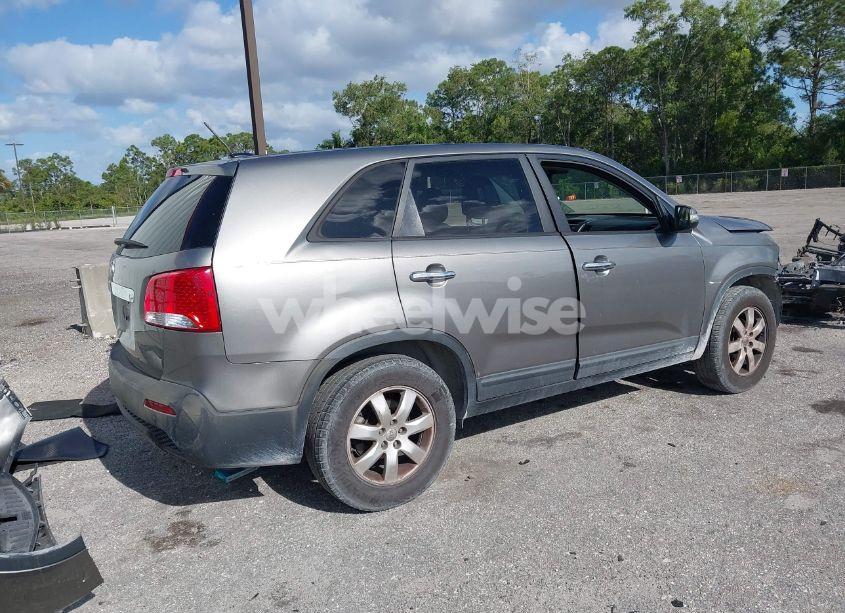 Photo 4 of 2013 Kia Sorento LX (VIN 5XYKT3A17DG419777)