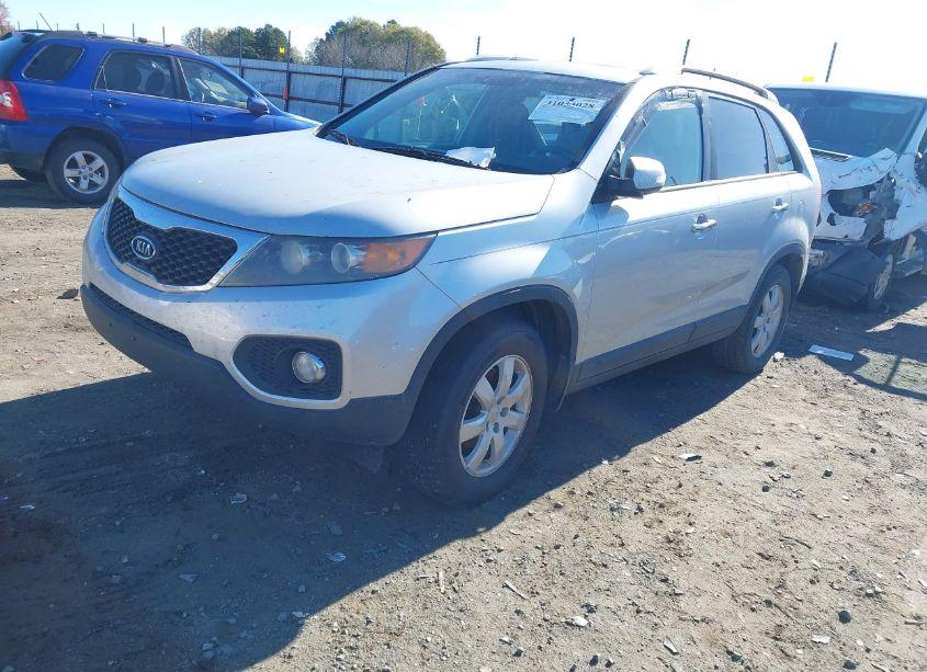 Photo 2 of 2011 Kia Sorento LX (VIN 5XYKT3A18BG051607)