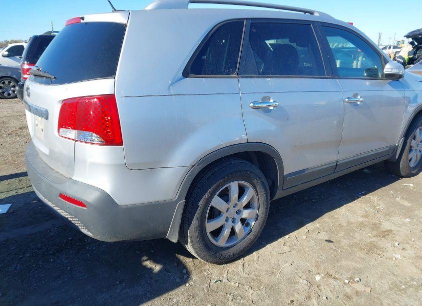 Photo 4 of 2011 Kia Sorento LX (VIN 5XYKT3A18BG051607)