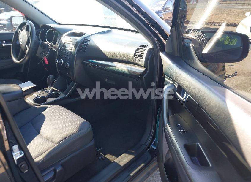 Photo 5 of 2011 Kia Sorento LX (VIN 5XYKT3A18BG063899)