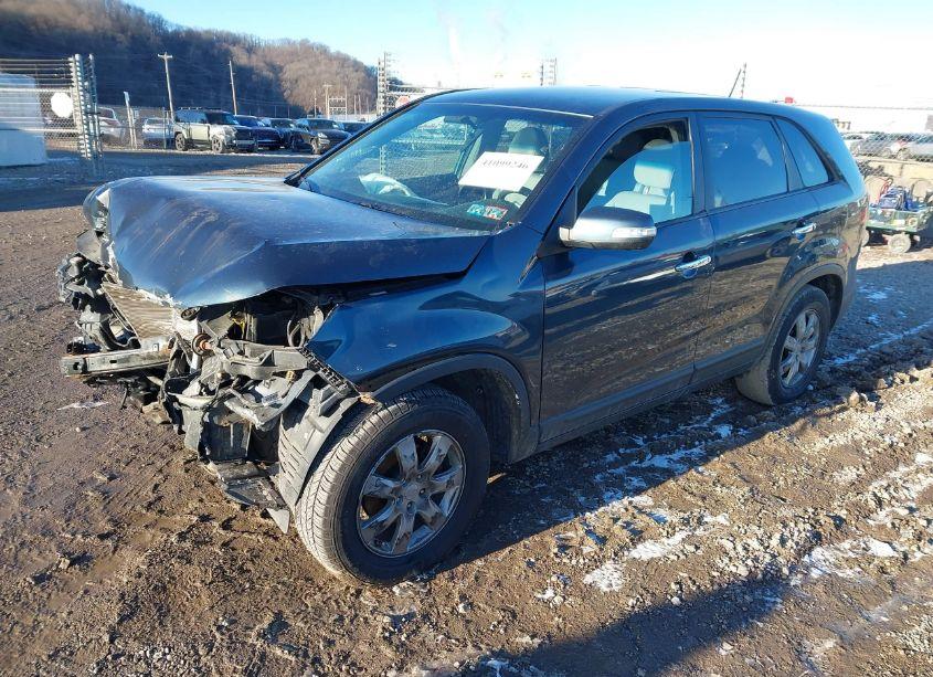 Photo 2 of 2011 Kia Sorento LX (VIN 5XYKT3A18BG079939)