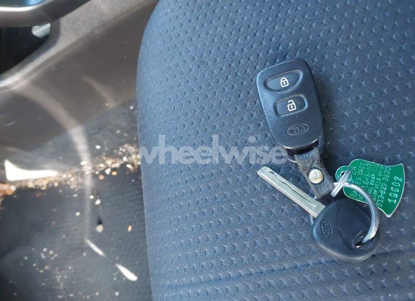 Photo 11 of 2011 Kia Sorento LX (VIN 5XYKT3A18BG087913)