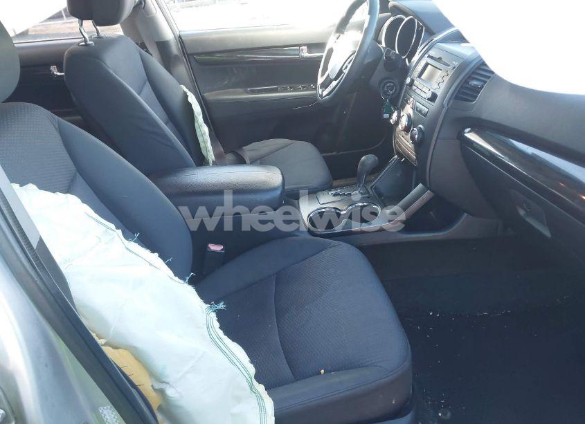 Photo 5 of 2011 Kia Sorento LX (VIN 5XYKT3A18BG087913)