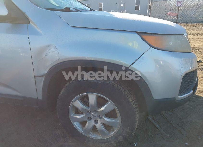 Photo 6 of 2011 Kia Sorento LX (VIN 5XYKT3A18BG087913)