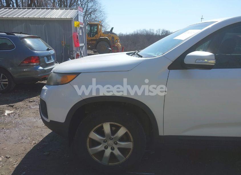 Photo 13 of 2011 Kia Sorento LX (VIN 5XYKT3A18BG098989)