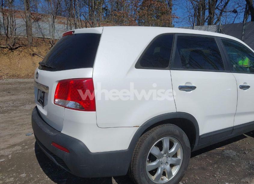 Photo 16 of 2011 Kia Sorento LX (VIN 5XYKT3A18BG098989)