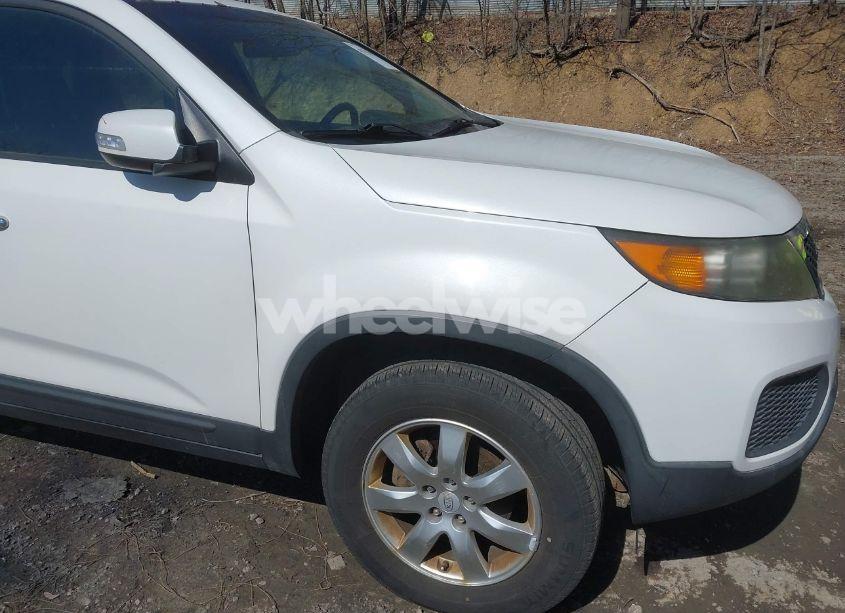 Photo 17 of 2011 Kia Sorento LX (VIN 5XYKT3A18BG098989)