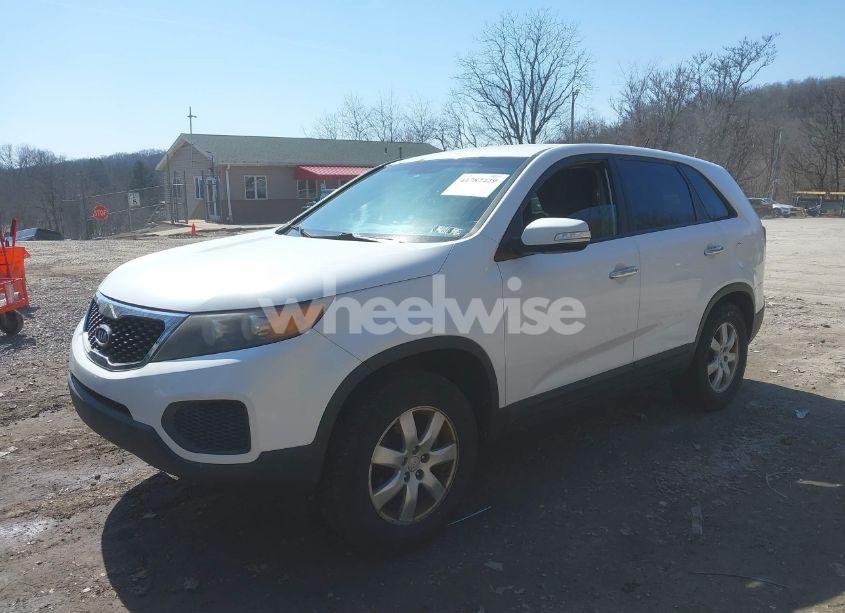 Photo 2 of 2011 Kia Sorento LX (VIN 5XYKT3A18BG098989)