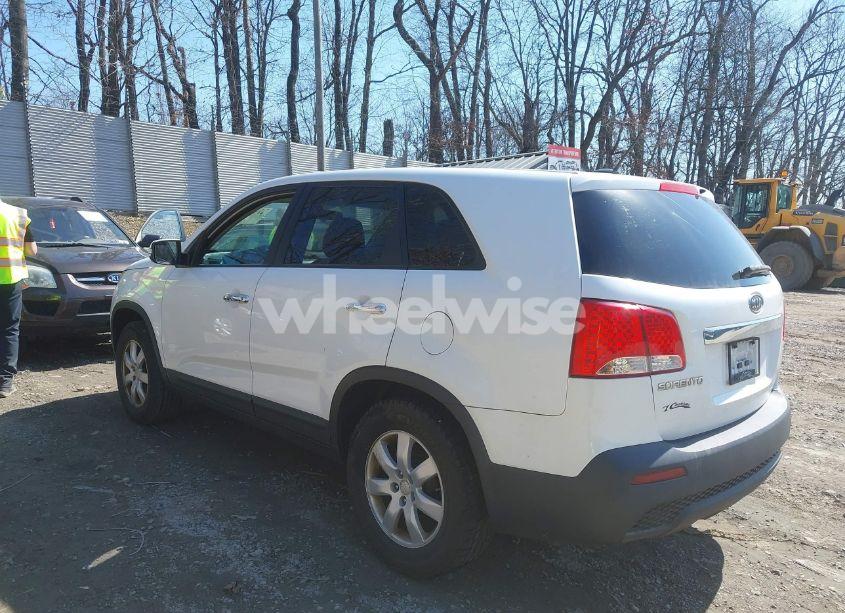 Photo 3 of 2011 Kia Sorento LX (VIN 5XYKT3A18BG098989)