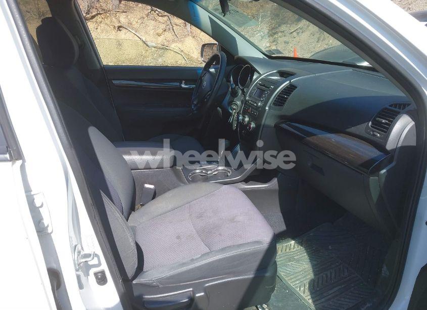 Photo 5 of 2011 Kia Sorento LX (VIN 5XYKT3A18BG098989)