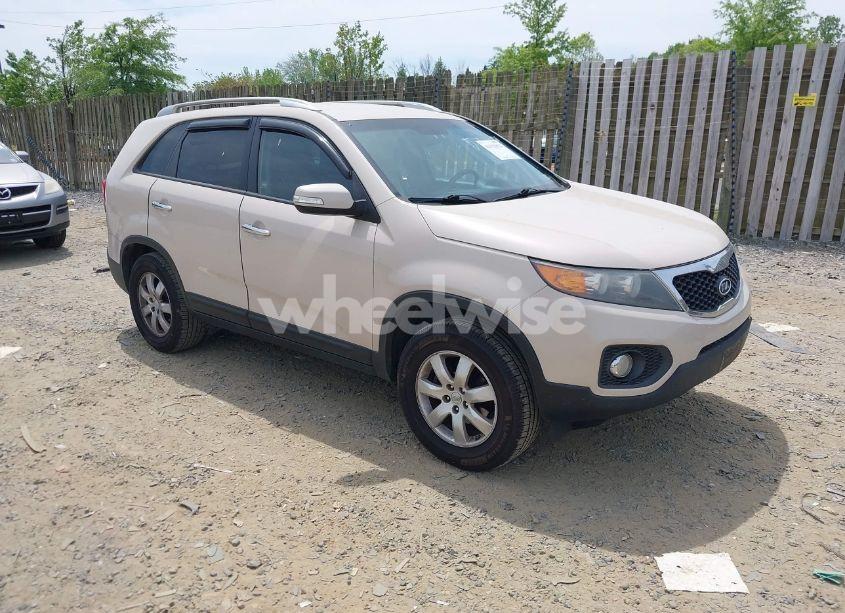 2011 Kia Sorento LX (VIN 5XYKT3A18BG125401) main photo