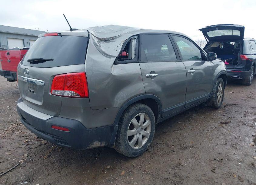 Photo 4 of 2013 Kia Sorento LX (VIN 5XYKT3A18DG342238)