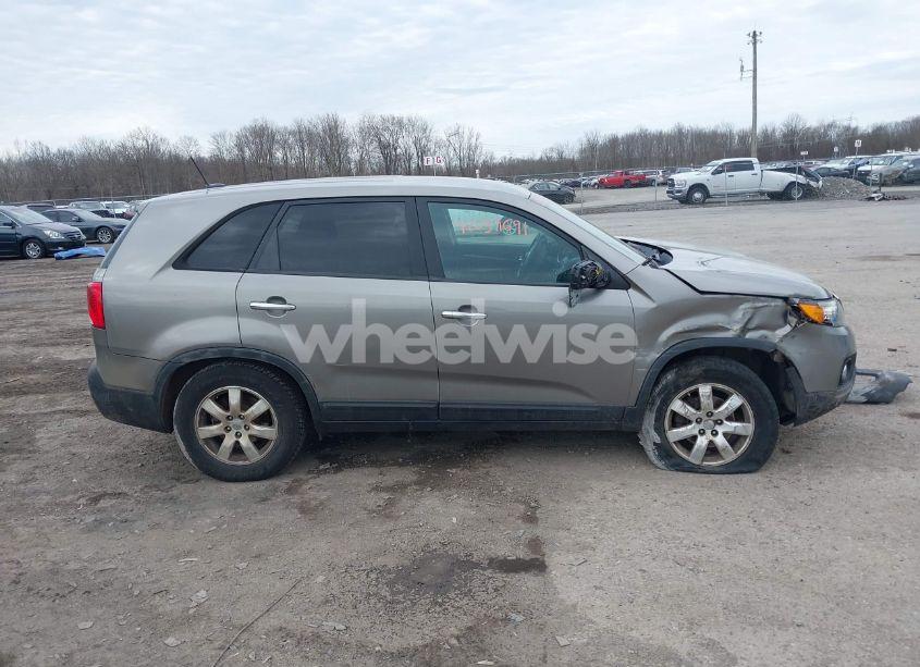 Photo 13 of 2013 Kia Sorento LX (VIN 5XYKT3A18DG418556)