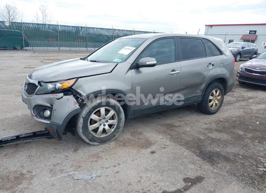 Photo 2 of 2013 Kia Sorento LX (VIN 5XYKT3A18DG418556)