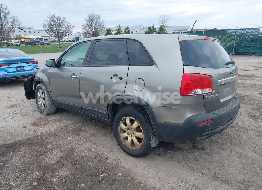 Photo 3 of 2013 Kia Sorento LX (VIN 5XYKT3A18DG418556)