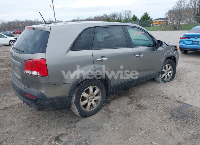 Photo 4 of 2013 Kia Sorento LX (VIN 5XYKT3A18DG418556)