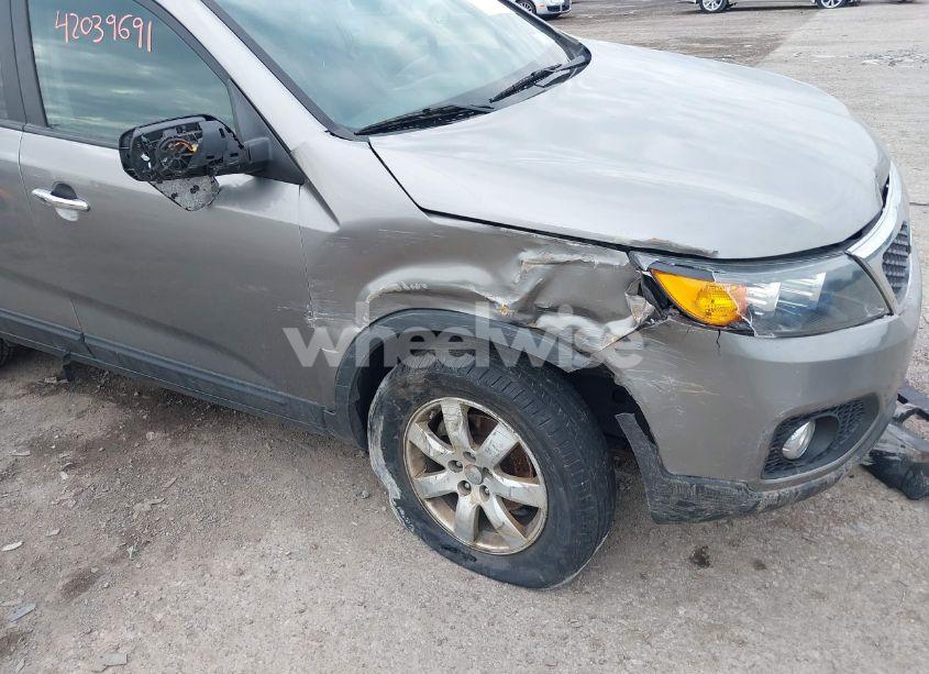 Photo 6 of 2013 Kia Sorento LX (VIN 5XYKT3A18DG418556)