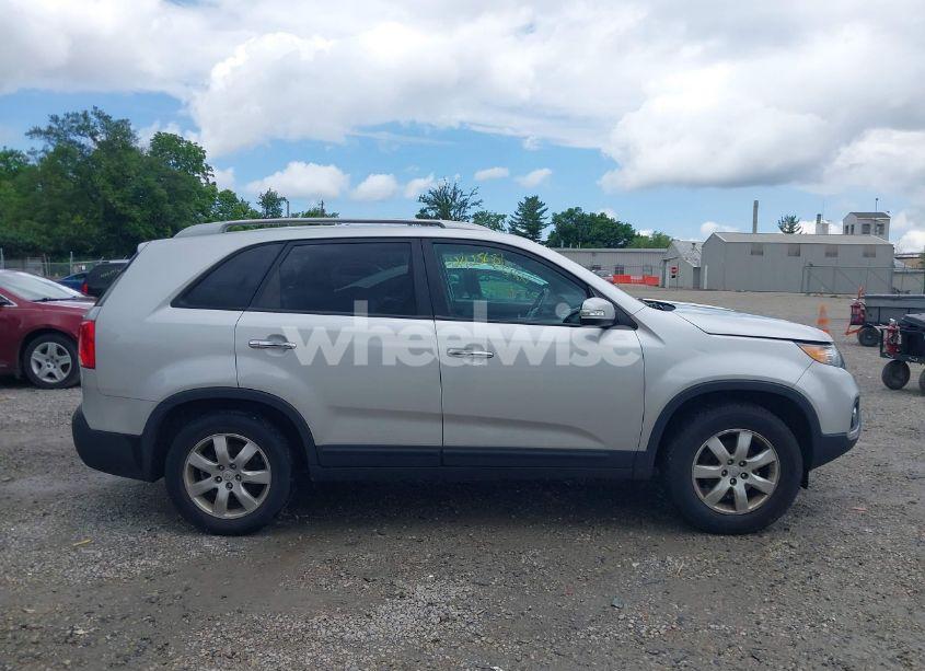 Photo 13 of 2011 Kia Sorento LX (VIN 5XYKT3A19BG018244)