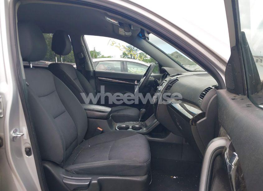 Photo 5 of 2011 Kia Sorento LX (VIN 5XYKT3A19BG018244)