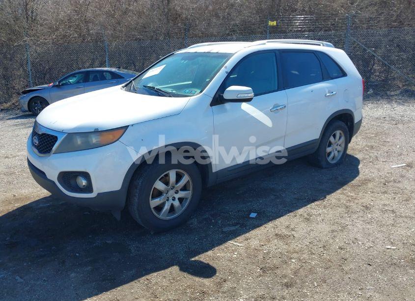 Photo 2 of 2011 Kia Sorento LX (VIN 5XYKT3A19BG033049)