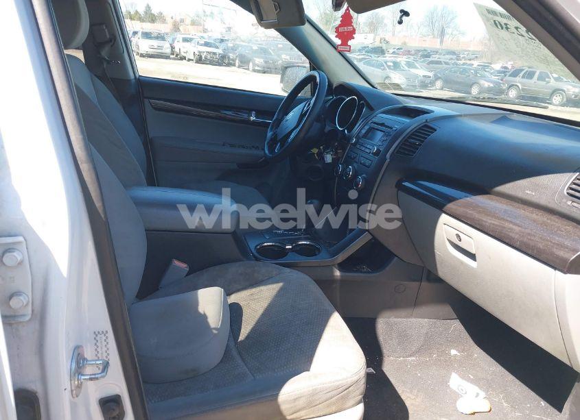 Photo 5 of 2011 Kia Sorento LX (VIN 5XYKT3A19BG033049)