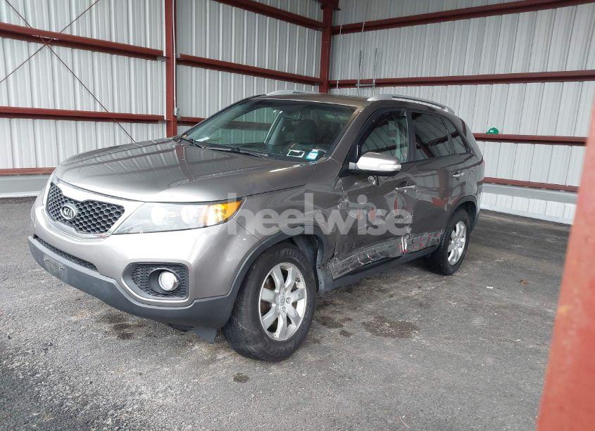 Photo 2 of 2011 Kia Sorento LX (VIN 5XYKT3A19BG113984)