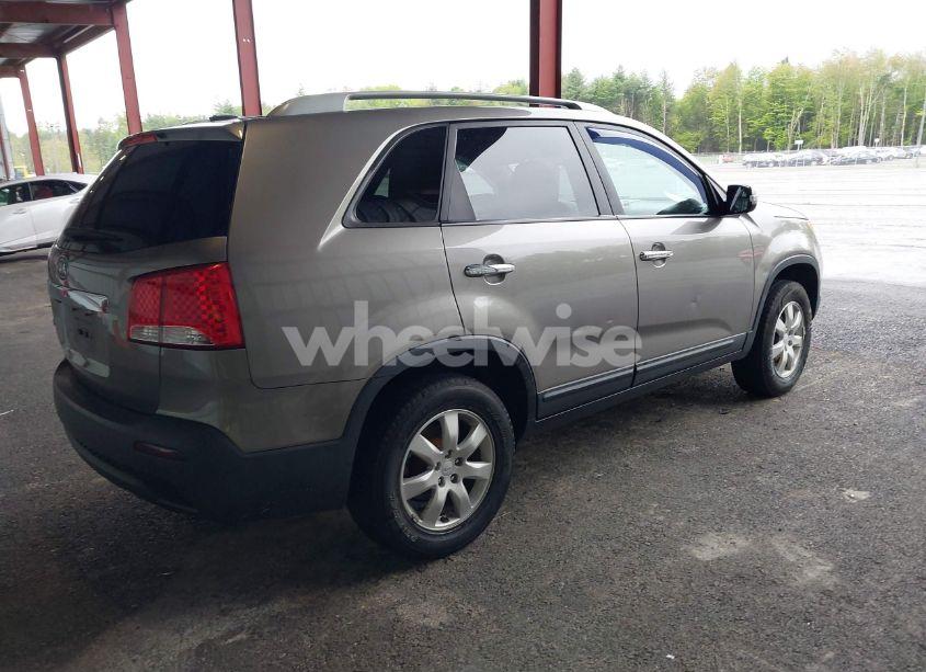 Photo 4 of 2011 Kia Sorento LX (VIN 5XYKT3A19BG113984)