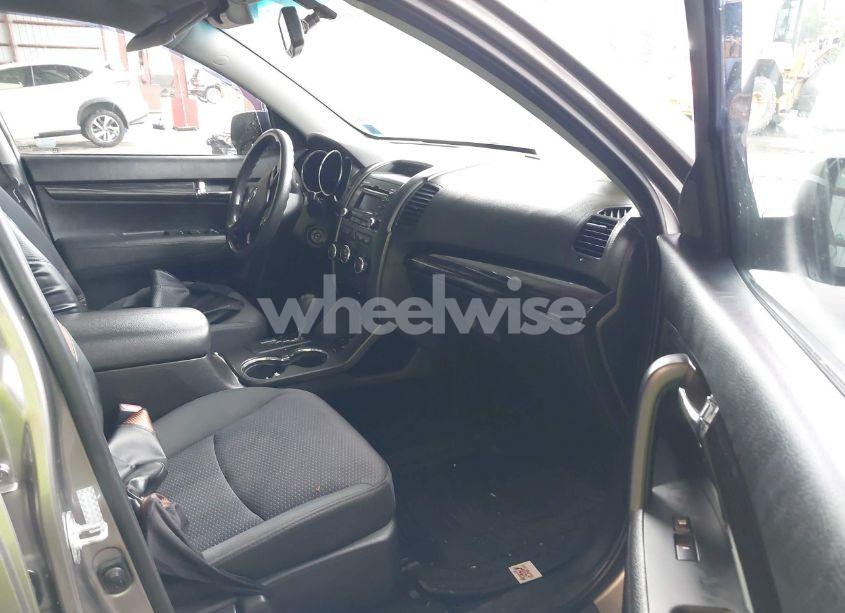 Photo 5 of 2011 Kia Sorento LX (VIN 5XYKT3A19BG113984)