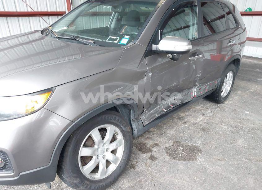 Photo 6 of 2011 Kia Sorento LX (VIN 5XYKT3A19BG113984)
