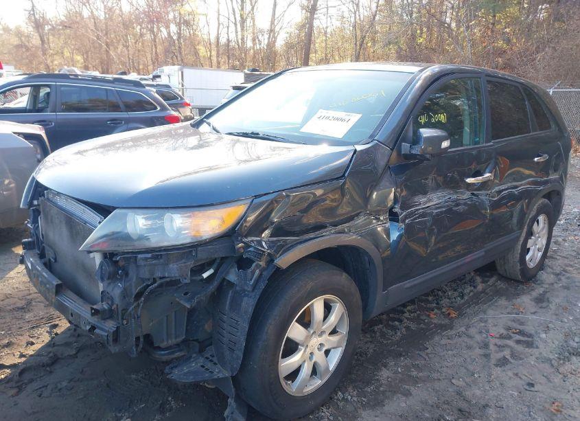Photo 2 of 2011 Kia Sorento LX (VIN 5XYKT3A19BG114987)
