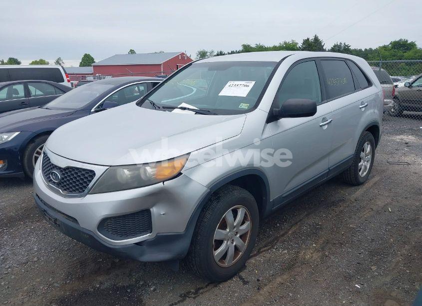 Photo 2 of 2011 Kia Sorento (VIN 5XYKT3A19BG145995)